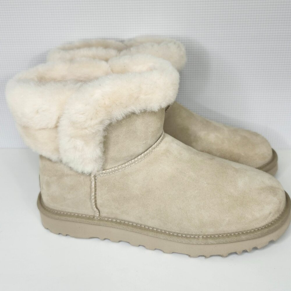 UGG Classic Short Sheepskin Boots Cream Size 8 NEW Never Worn with Box